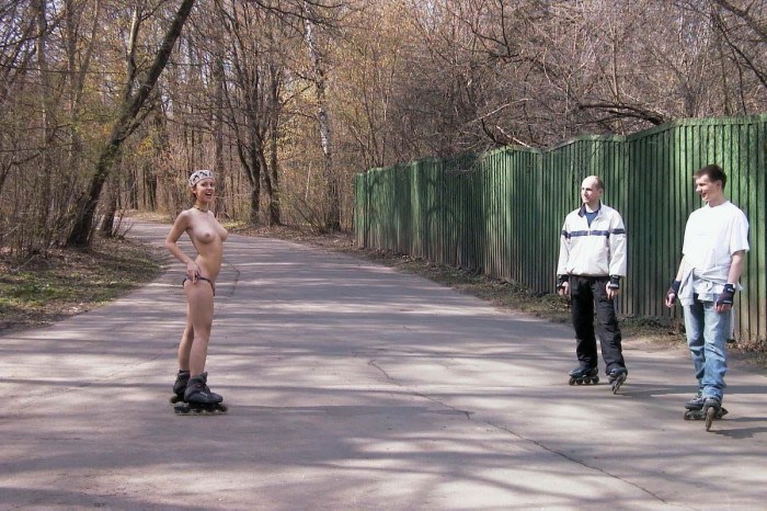 Голая девушка прокатилась на роликах по Москве (28 фото)