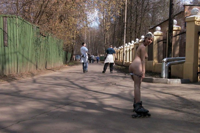 Голая девушка прокатилась на роликах по Москве (28 фото)