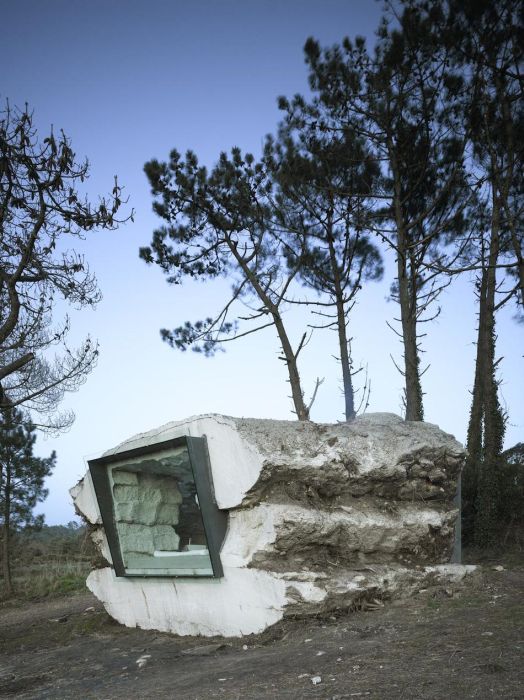 Удивительный дом в камне (9 фото)