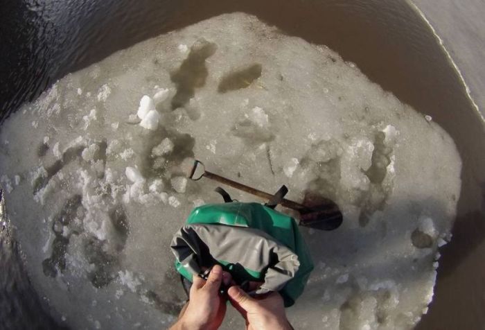 Житель Тамбова решил прокатиться на льдине (13 фото)