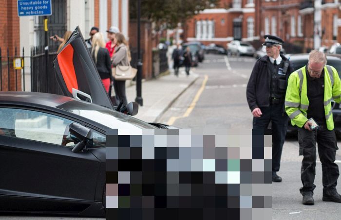 Шикарный Lamborghini Aventador был разбит в Лондоне (12 фото)