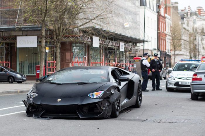 Шикарный Lamborghini Aventador был разбит в Лондоне (12 фото)