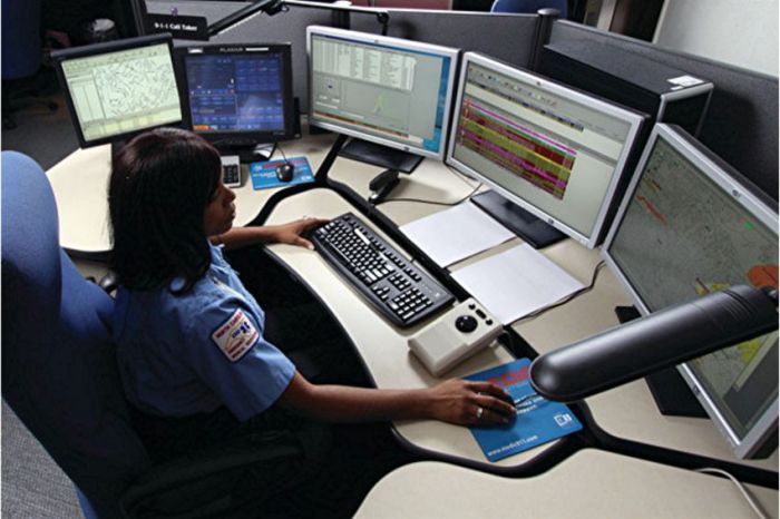 Нелегкая работа диспетчеров американской службы 911 (4 фото)