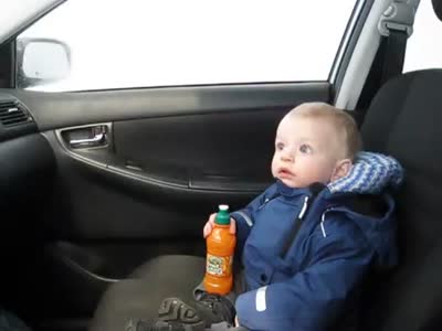 Малыш удивлен автоматической автомобильной мойкой (1.2 мб)