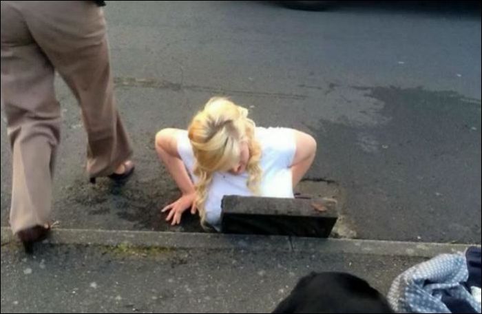 Блондинка уронила телефон в канализацию (5 фото)