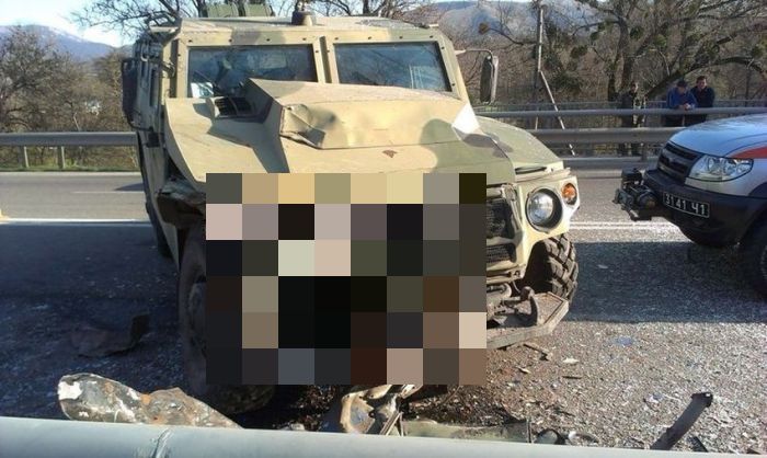 Российский бронеавтомобиль "Тигр" протаранил троллейбус в Крыму (4 фото)