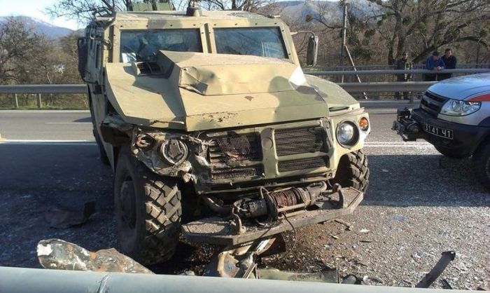 Российский бронеавтомобиль "Тигр" протаранил троллейбус в Крыму (4 фото)