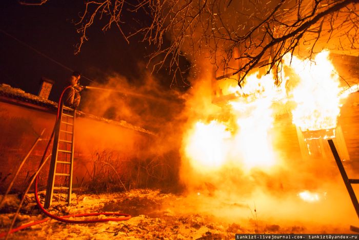 Тяжелый труд пожарных в российской глубинке (15 фото)