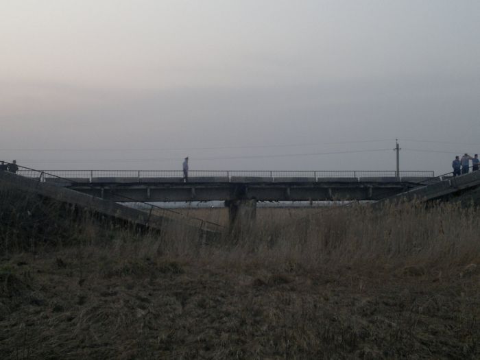 Водитель родился в рубашке: неожиданное обрушение моста (6 фото + видео)