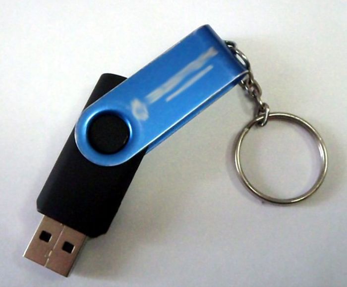 Розыгрыш сотрудников при помощи необычной USB-флешки (3 фото)