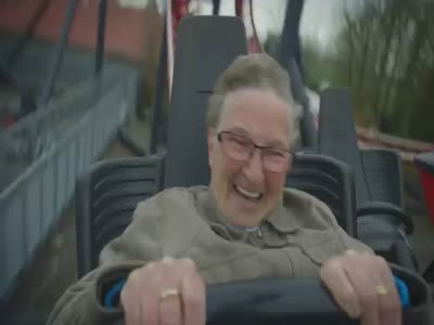 78-летняя бабуля впервые в жизни катается на американских горках (4.0 мб)
