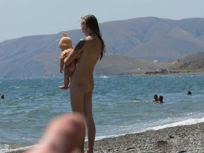 нудисты в крыму дрочит на пляже порно видео HD