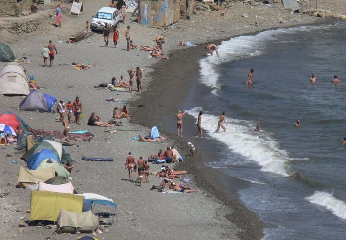 Лисья бухта - нудистский пляж в Крыму (26 фото)