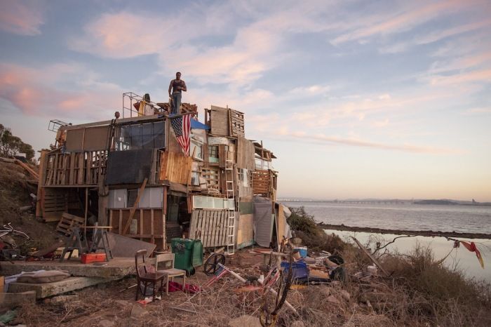 Бездомный экс-боксер соорудил себе "дом" на свалке (9 фото)