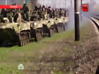 Колонная БТР украинской армии давит автомобили, перекрывшие им дорогу (8.2 мб)