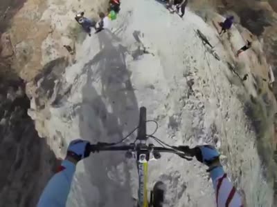 Один из опаснейших спусков с горы на велосипеде (10.9 мб)