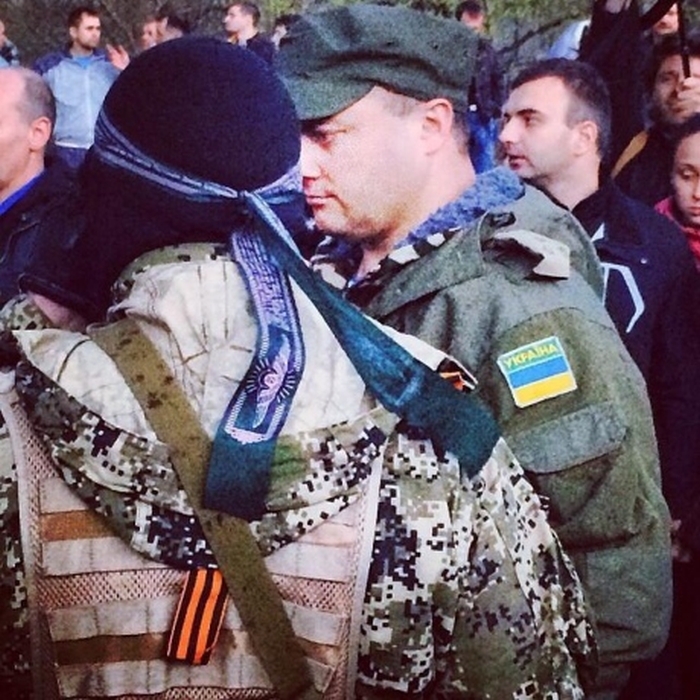 Украинские военные сдали свое оружие и тяжелую технику местным жителям Краматорска