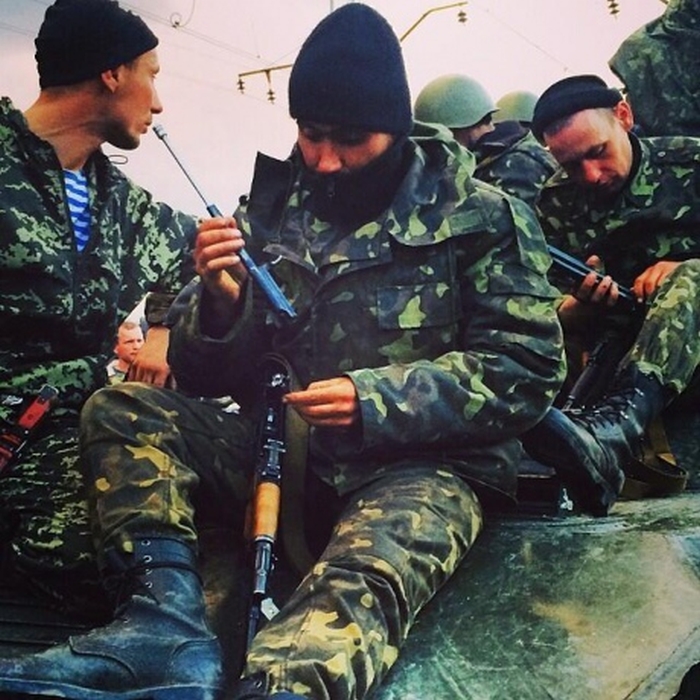 Украинские военные сдали свое оружие и тяжелую технику местным жителям Краматорска