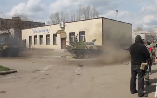 Украинские солдаты, перешедшие на сторону народа, отжигают на БТР