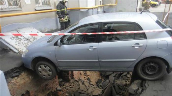 Спасение автомобиля от падения в 15-метровый котлован в Москве (5 фото + 2 видео)