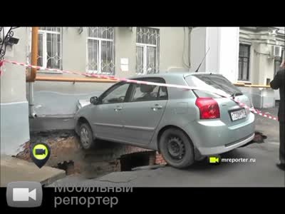 Спасение автомобиля от падения в 15-метровый котлован в Москве - видео 1 (1.6 мб)