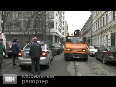 Спасение автомобиля от падения в 15-метровый котлован в Москве - видео 2 (22.6 мб)