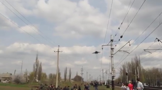 Миг-29 над колонной заблокированной украинской техники