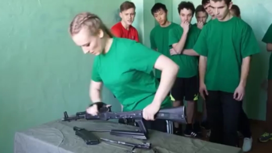 Школьники могут собрать автомат АК-47 с закрытыми глазами