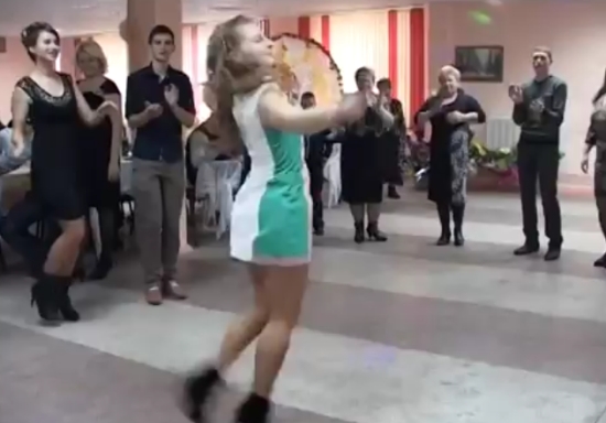 Зажигательный танец русской красавицы на свадьбе