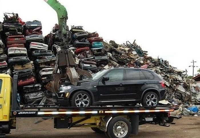 Утилизация бракованного внедорожника BMW (5 фото)