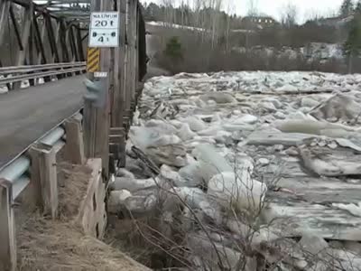 Лед на реке против моста (6.3 мб)