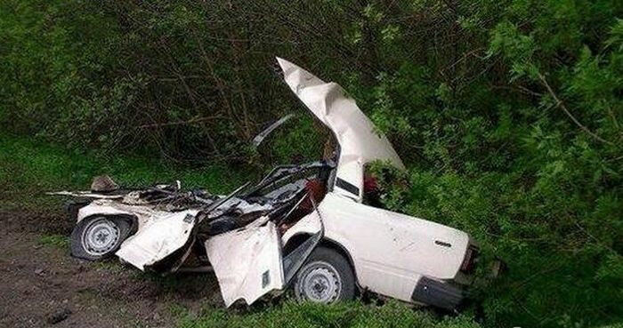 Жуткая авария: БТР переехал ВАЗ-2105 (5 фото)