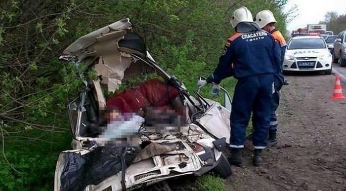 Жуткая авария: БТР переехал ВАЗ-2105 (5 фото)