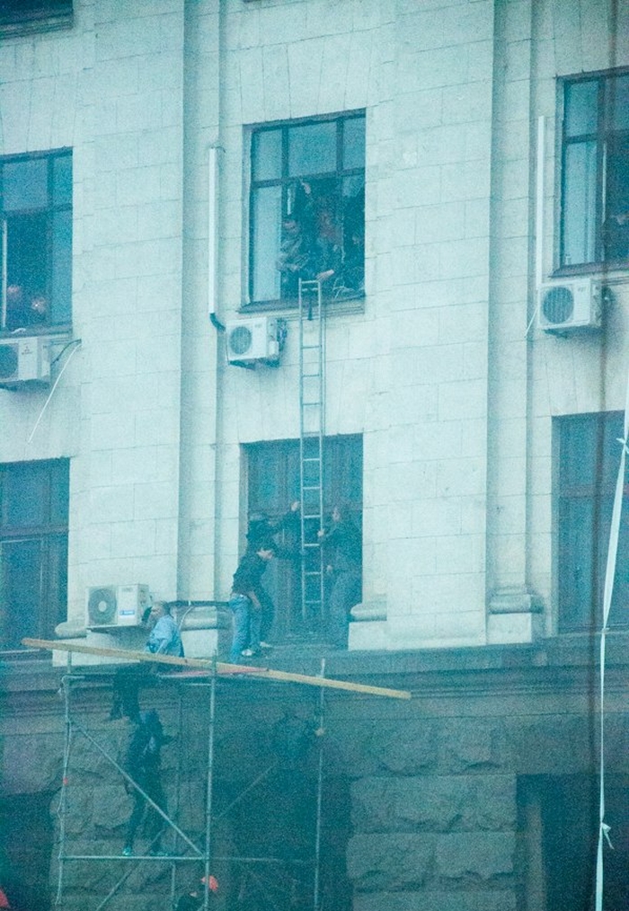 Спасение людей из горящего здания в Одессе (5 фото)