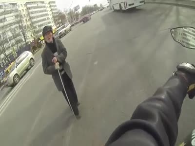 Мотоциклист помог дедушке перейти через дорогу (3.4 мб)