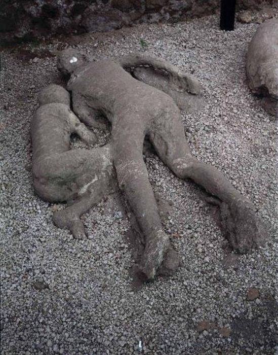 Жертвы извержения Везувия (11 фото)