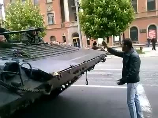 Жители Мариуполя и танк украинской армии