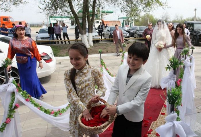 Традиции и нюансы чеченской свадьбы (13 фото)