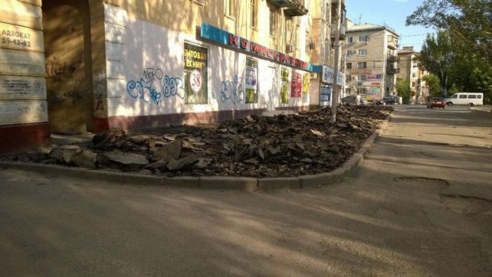 Суровые волгоградские "тротуары для пешеходов" (2 фото)