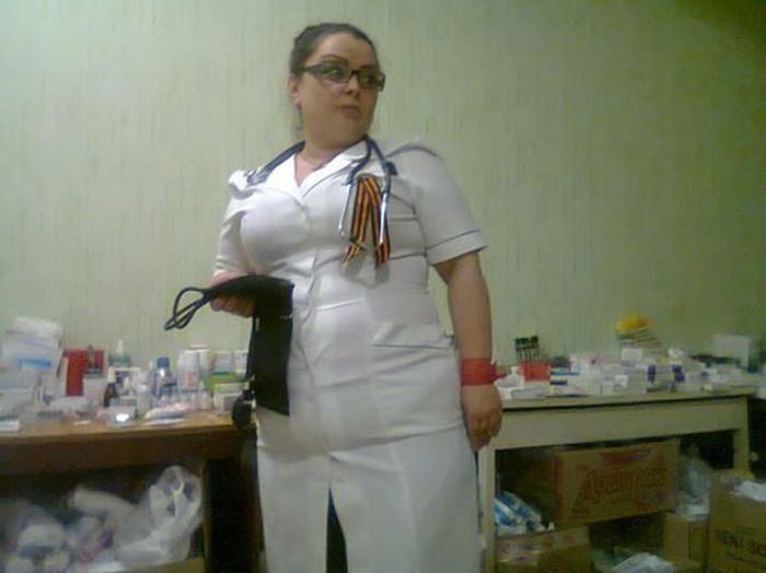 Полненькие медсестры. Полная медсестра. Толстая медсестра в халате.