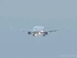 Опасные приземления самолетов (15 гифок)