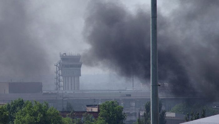 Украинские военные бомбят аэропорт Донецка с воздуха (15 фото + видео)