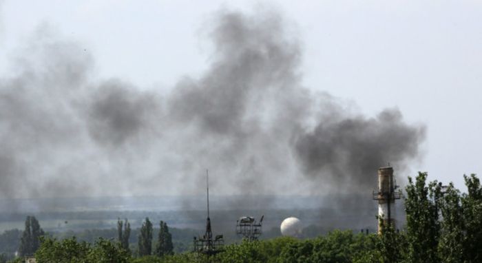Украинские военные бомбят аэропорт Донецка с воздуха (15 фото + видео)