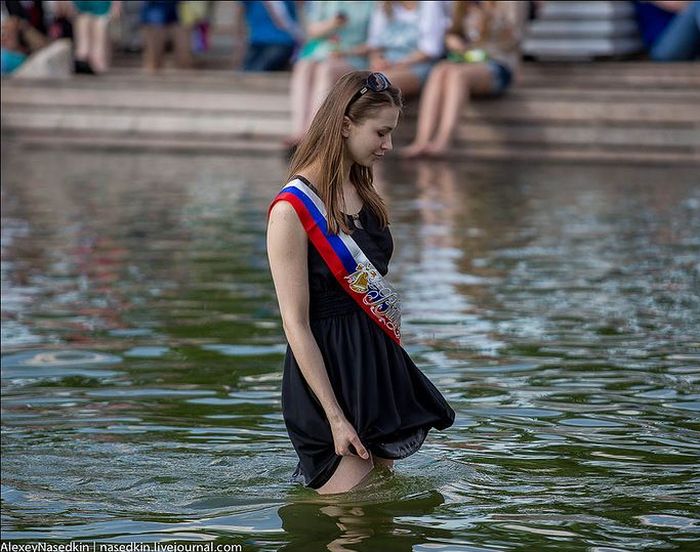 Фото выпускницы в фонтане