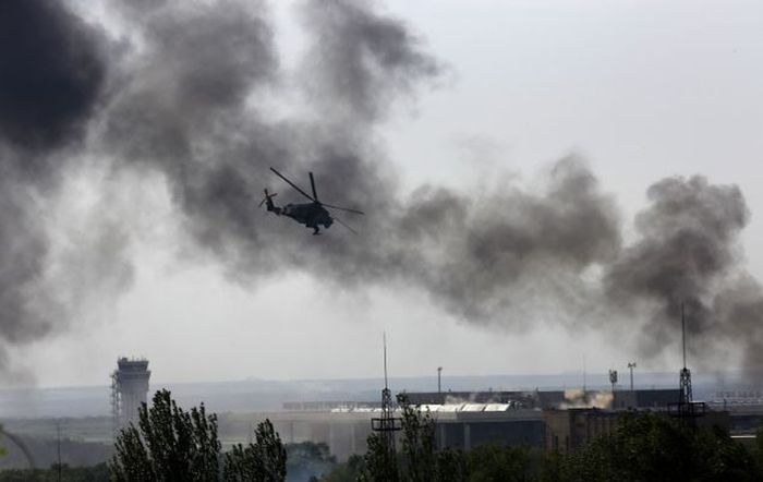 Последствия обстрела аэропорта в Донецке (19 фото)