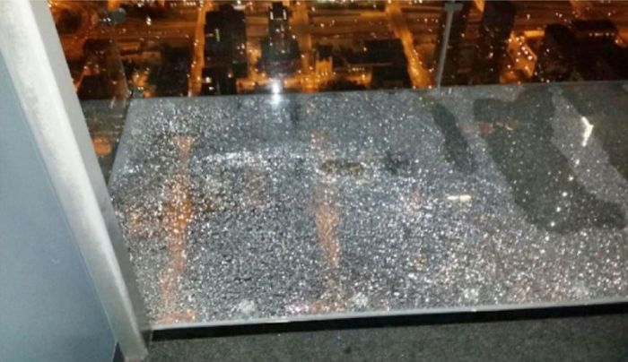 На смотровой площадке небоскреба треснул стеклянный пол (8 фото)