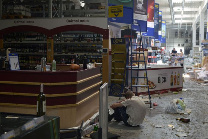 Покинутый после боя в аэропорту магазин Metro был полностью разграблен (14 фото)