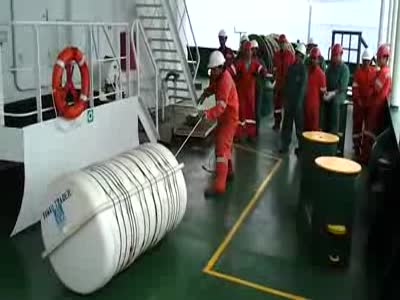 Как надувается спасательный плот на судне (9.7 мб)