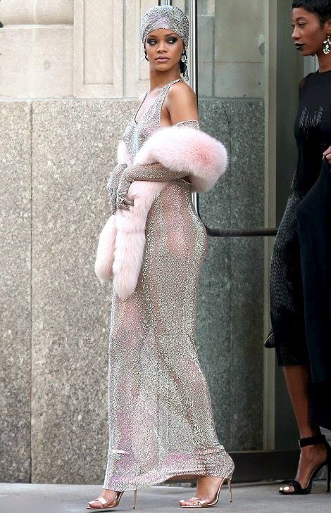 Рианна в прозрачном платье на премии CFDA 2014 (11 фото)