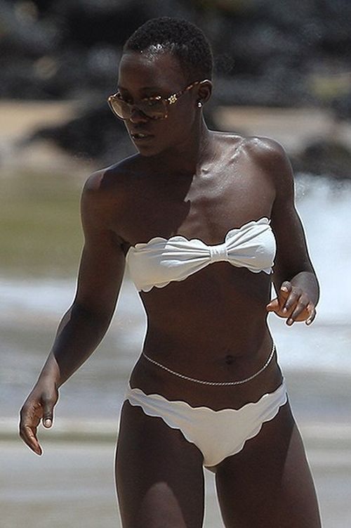 Люпита Нионгу в бикини на пляже (6 фото)